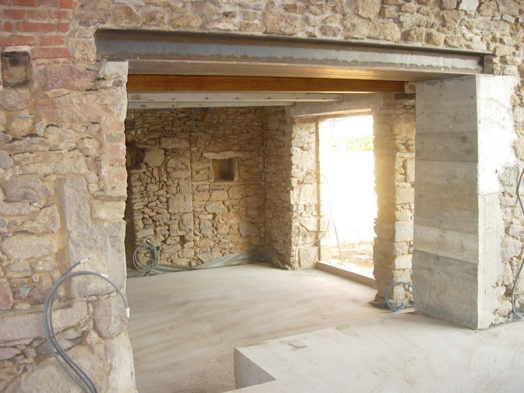 Ouverture de mur en pierre, en béton dans le Cantal
